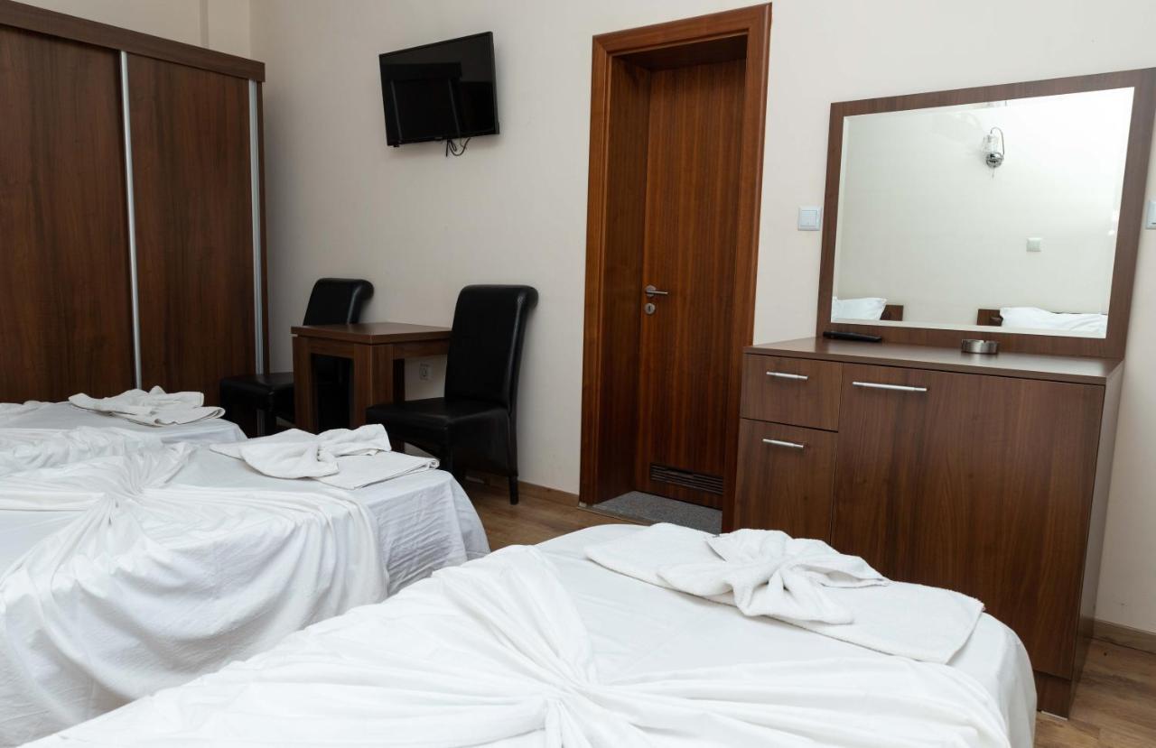 Hotel Leo Печ Екстер'єр фото